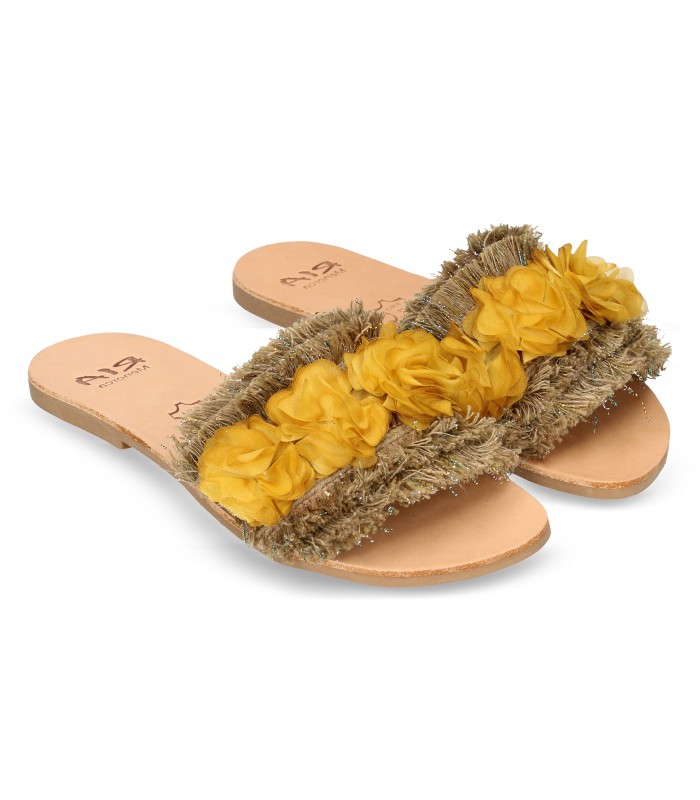 Sandalias en color mostaza para mujer con flores