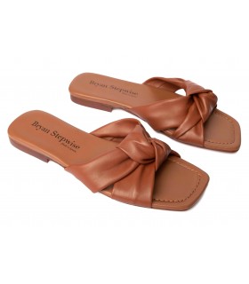 Sandalia plana en color brandy