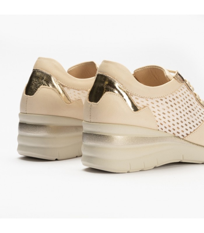 Deportivo de cuña en color crema para mujer