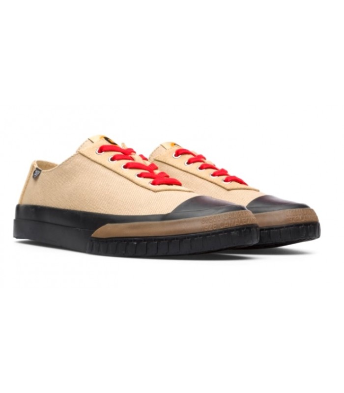 Deportivo de color beige con cordones