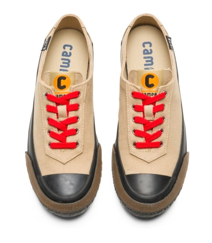 Deportivo de color beige con cordones