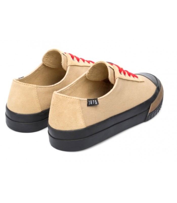 Deportivo de color beige con cordones