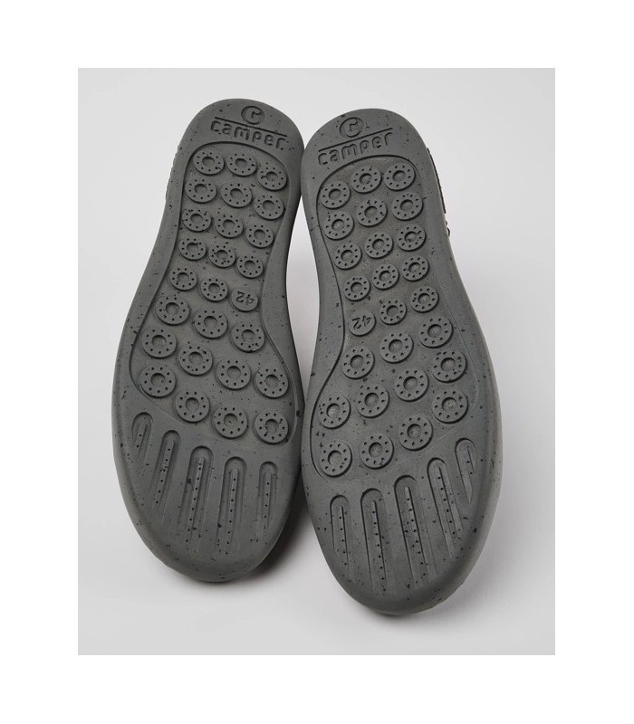 Deportivo de color negro con cierre de cordones