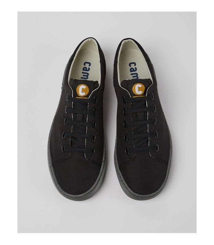 Deportivo de color negro con cierre de cordones