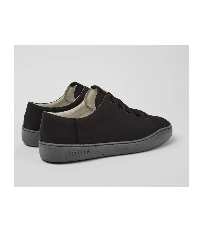 Deportivo de color negro con cierre de cordones