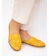 Mocasín de piel trenzada para mujer en color mostaza