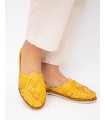 Mocasín de piel trenzada para mujer en color mostaza