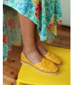 Mocasín de piel trenzada para mujer en color mostaza