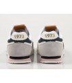Deportivo de color blanco con cordones