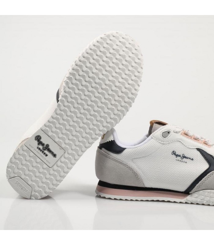 Deportivo de color blanco con cordones