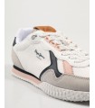 Deportivo de color blanco con cordones