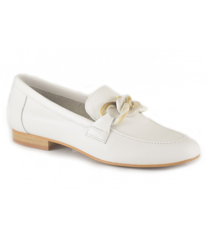 Mocasín de color blanco con cadena en el empeine