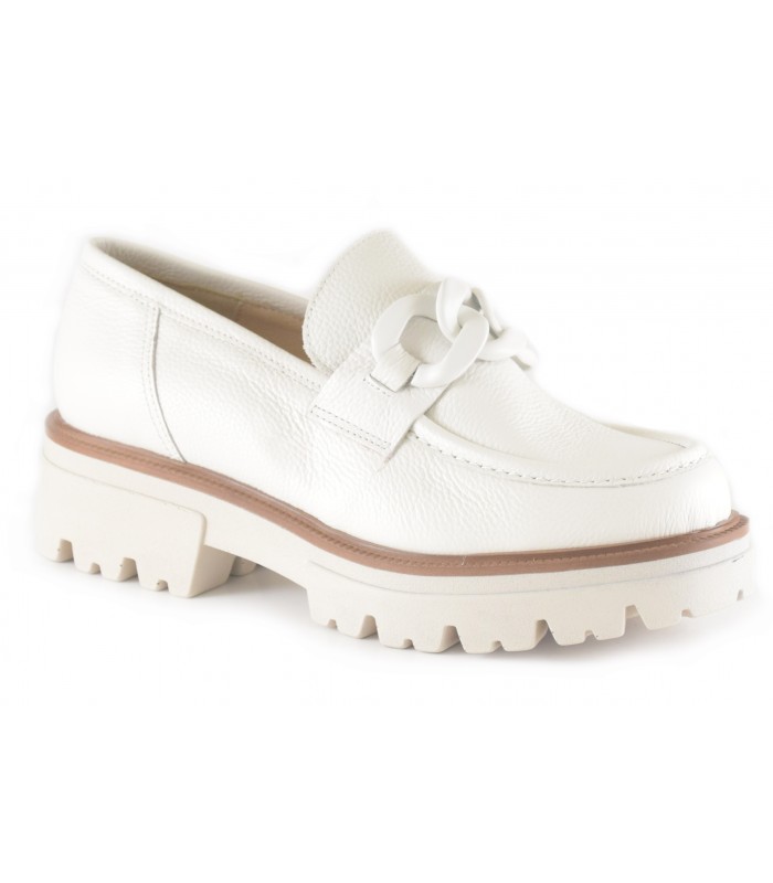 Mocasín con plataforma y cadena en el empeine 