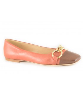 Zapato mocasín con cadena en color coral