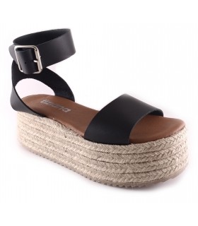 Sandalia para mujer en color negro con plataforma