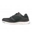 Deportivo de color negro con la suela en blanco