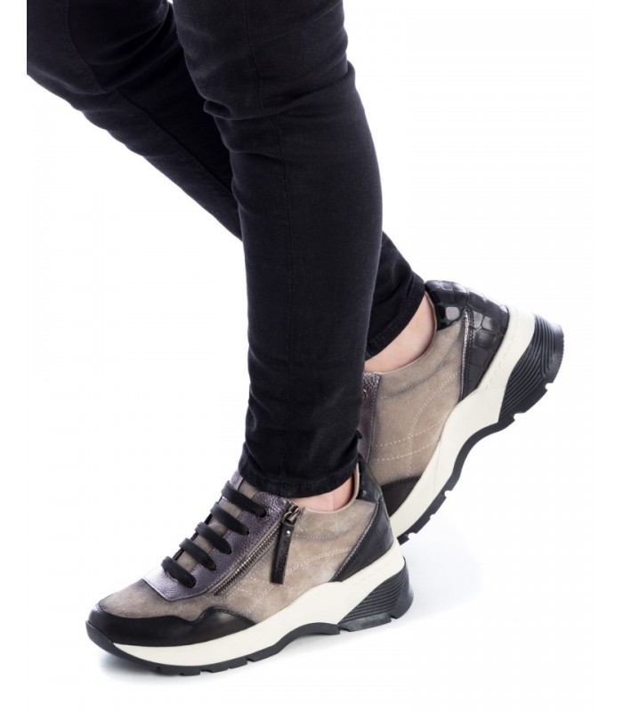 Deportivo de cordones en piel gris