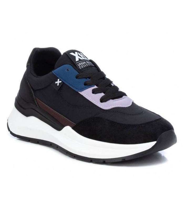 Deportivo de color negro con cordones