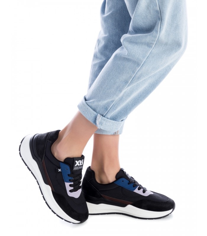 Deportivo de color negro con cordones