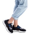 Deportivo de color negro con cordones