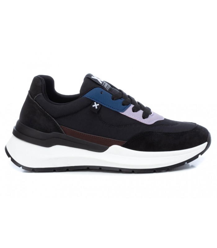 Deportivo de color negro con cordones