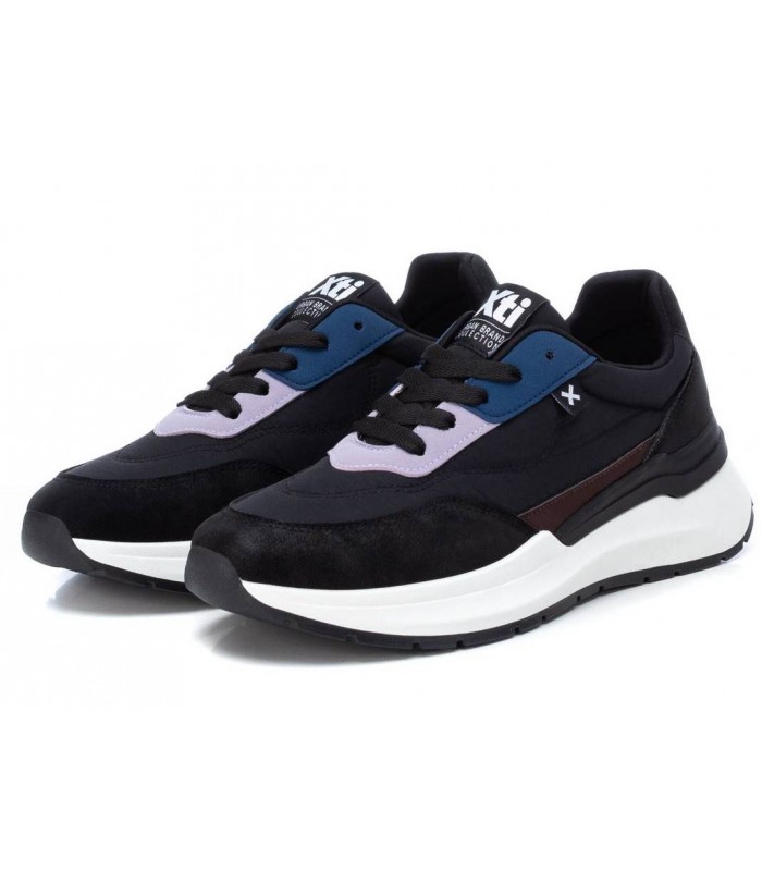 Deportivo de color negro con cordones