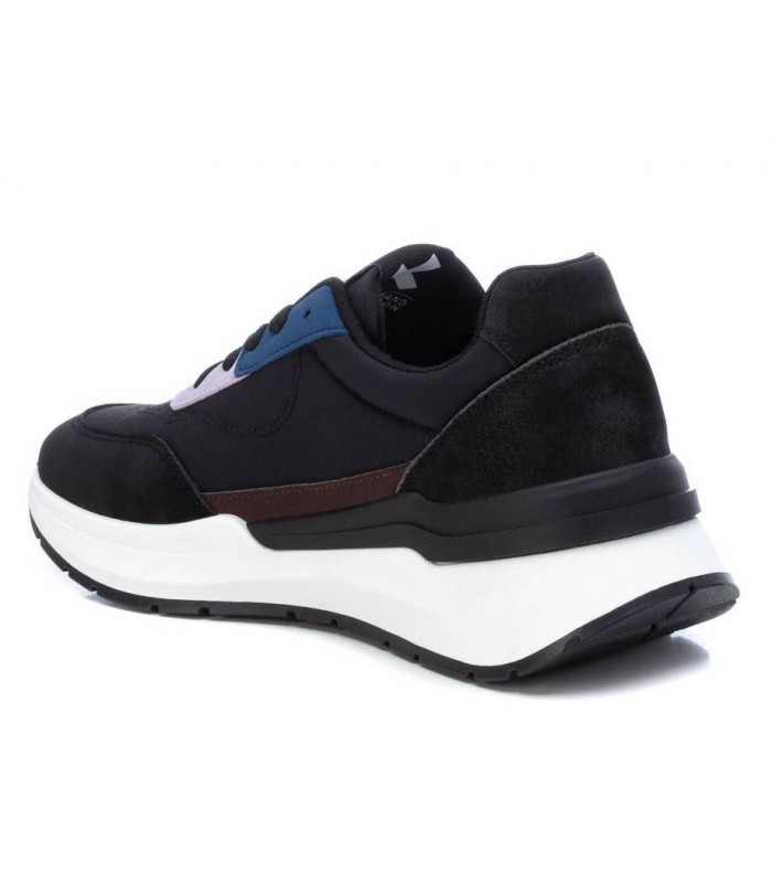 Deportivo de color negro con cordones