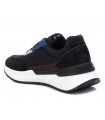 Deportivo de color negro con cordones