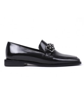 Mocasín con cadena en piel negra