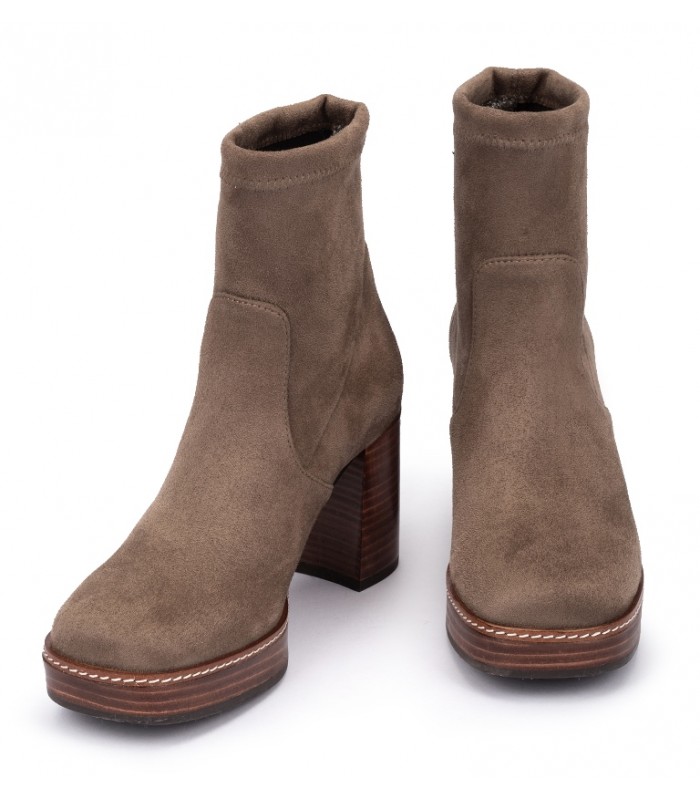 Botín con tacón para mujer en color taupe