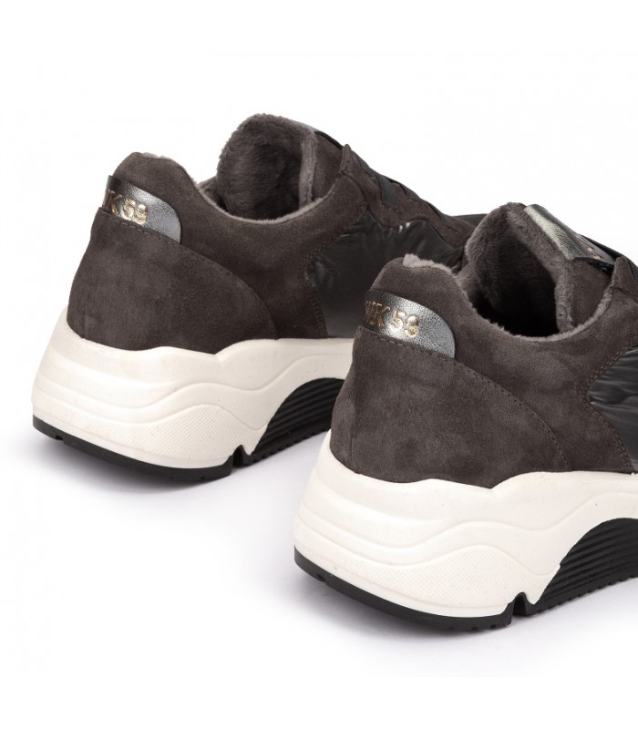 Deportivo de color negro con cordones elásticos