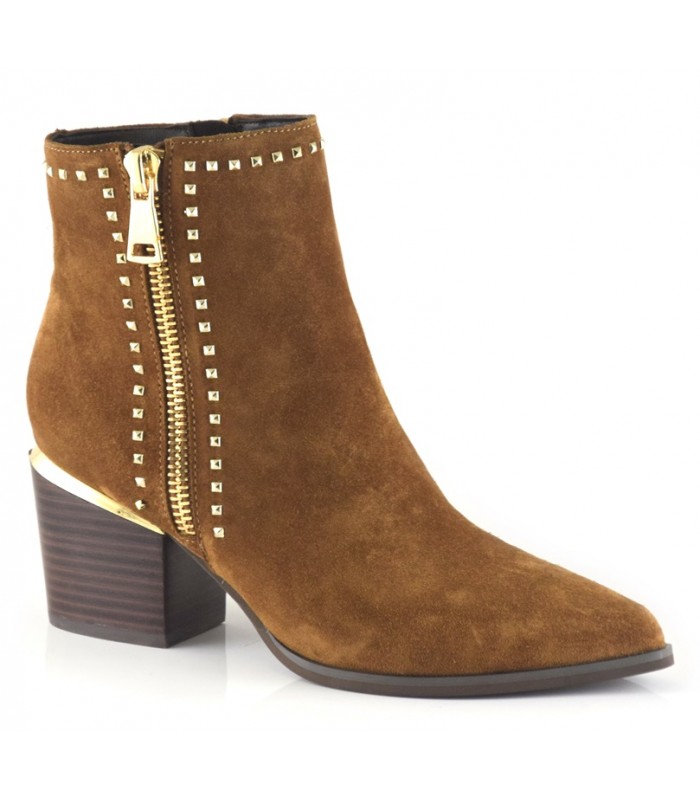 Botín en color camel con tachas