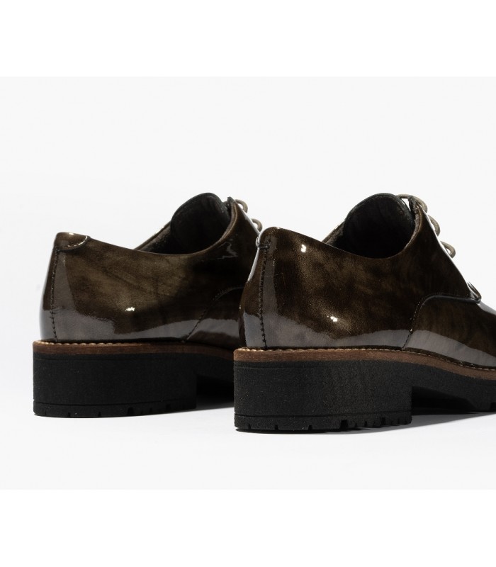 Zapatos con cordones en charol color humo