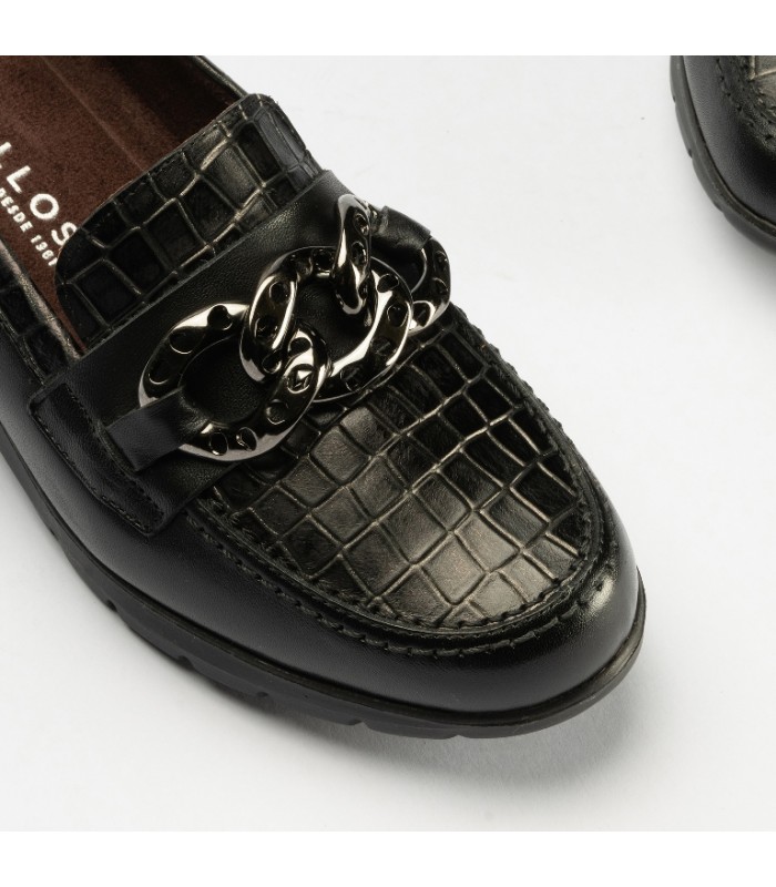 Mocasín con cadena en el empeine en color negro
