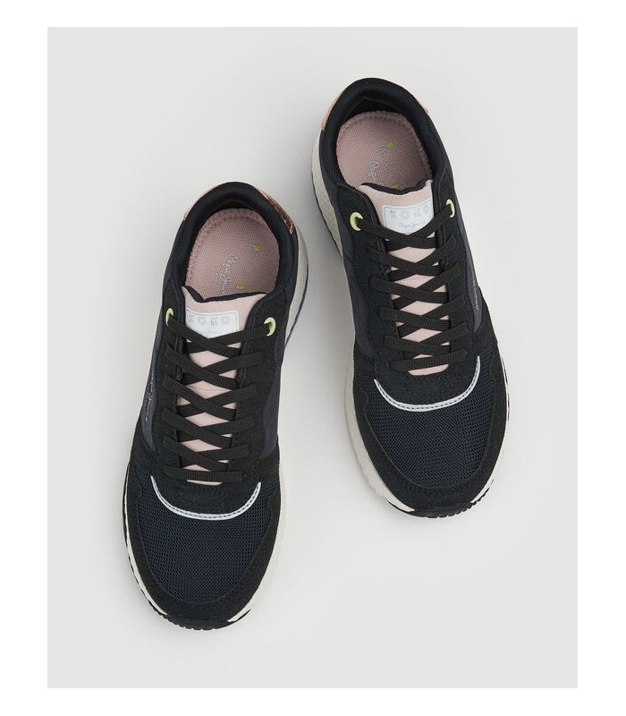 Deportivo de color negro con cordones