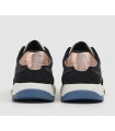 Deportivo de color negro con cordones