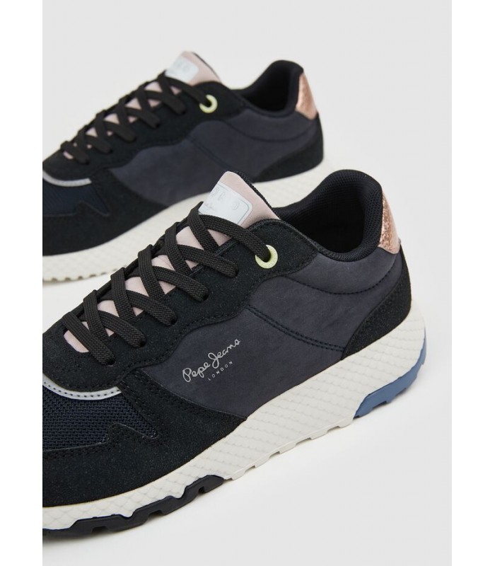 Deportivo de color negro con cordones
