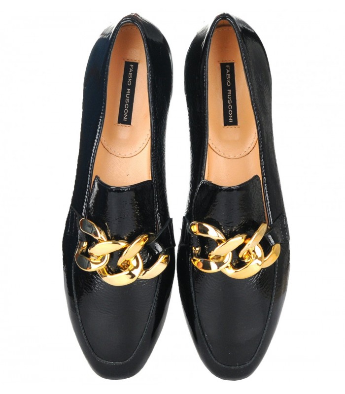 Mocasín con cadena en charol negro
