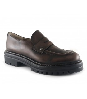Zapato mocasín en piel marrón