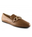 Mocasín de color cuero con cadena