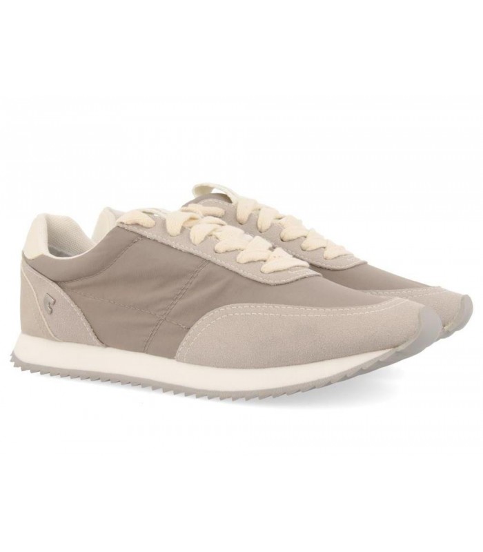 Deportivo de color gris con cordones