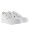 Deportivo blanco con cordones