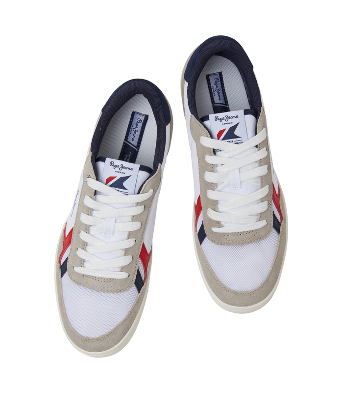 Deportivos en blanco con cordones de caballero