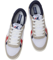 Deportivos en blanco con cordones de caballero