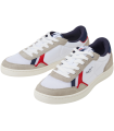 Deportivos en blanco con cordones de caballero