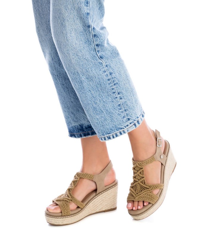Sandalia para mujer de cuña en color taupe