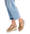 Sandalia para mujer de cuña en color taupe