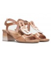 Sandalia con adorno en color camel