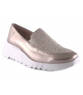 Mocasín en color platino con pedrería