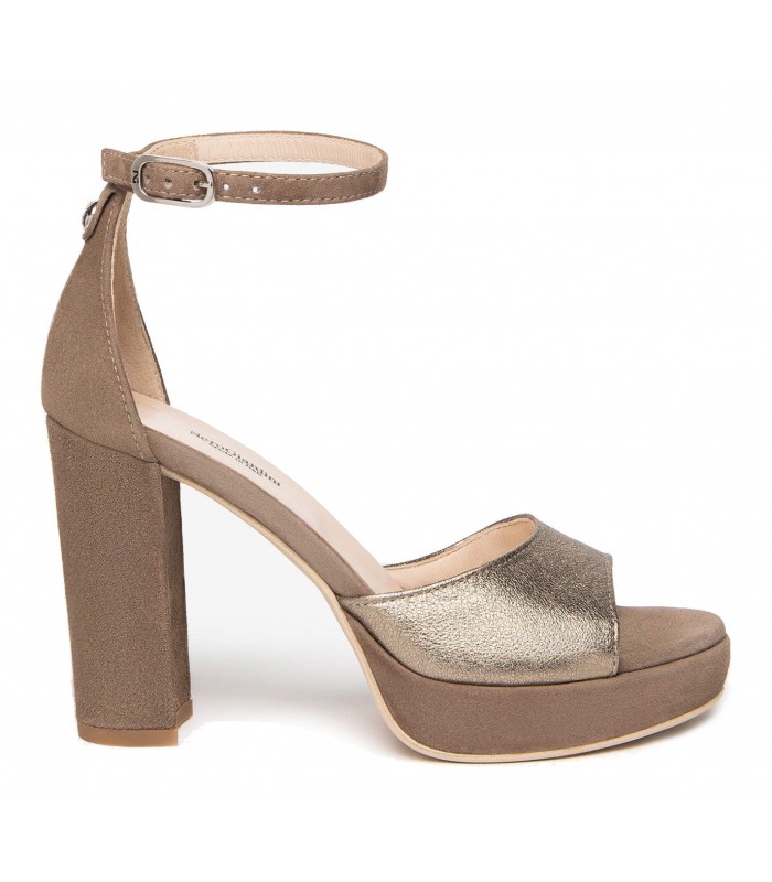 Sandalia de plataforma en color taupe